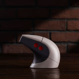 8BitDo Retro R8 N Edition – gamingmus med ladestation – Mus på ladestation ved bord