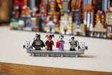 LEGO Batman 76271 – Gotham City fra The Animated Series – de fire minifigurer på en stand