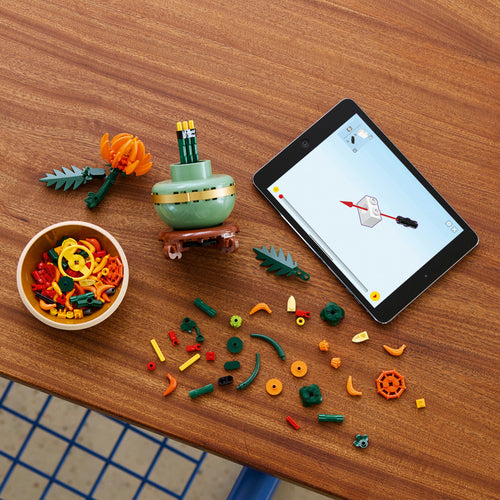 LEGO Botanicals 10368 – Krysantemum – løse byggedele og krukke med digital byggevejledning på tablet