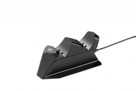 Sort Deltaco Gaming GAM-147-ladestation til PS5-controllere – set skråt med to ladepladser