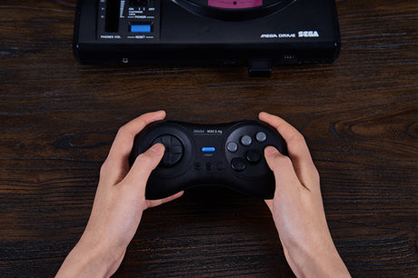 8BitDo M30 2.4G Controller til Mega Drive Sort – Controller i brug med Mega Drive, konsol medfølger ikke
