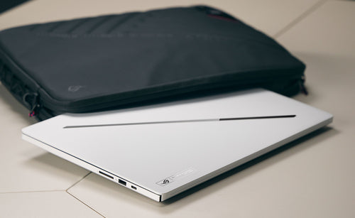 ASUS ROG Zephyrus G16 GU606AP-TB039W – illustreret i brug (vinkel 4); tastaturlayout illustrativt