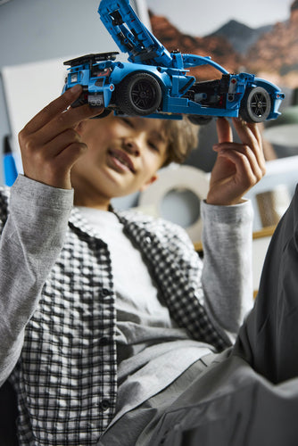 LEGO Technic 42217 – Chevrolet Corvette Stingray – Blå – barn undersøger bilens underside