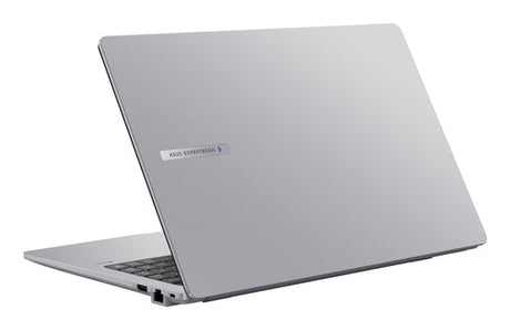ASUS ExpertBook P1 PM1503CDA-S70264X – set bagfra (vinkel 2); tastaturlayout illustrativt