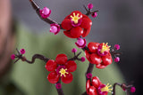 LEGO Botanicals 10369 – Japansk abrikostræ – nærbillede af røde og magenta blomster på grenene