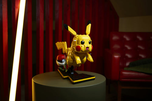 LEGO Pokémon 72152 – Pikachu og Poké Ball – Pikachu på en reol ved en lampe