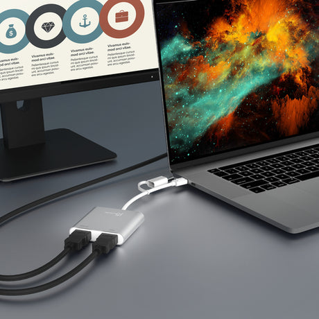 j5create JCA365 – USB-C til 2×HDMI-skærmadapter – adapter i arbejdsopsætning; producentillustration