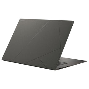 ASUS Zenbook S16 UM5606KA i Zumaia Gray – bagside af den åbne bærbare