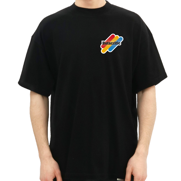 Sort Betacritic-T-shirt med lille farverigt logo, vist forfra på model