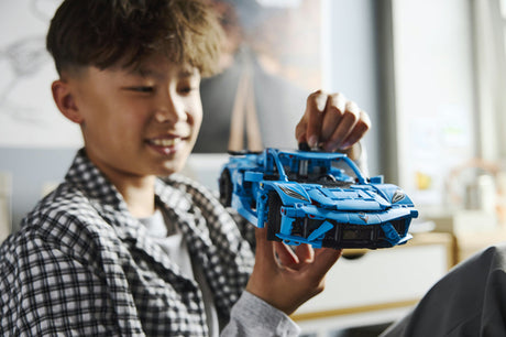 LEGO Technic 42217 – Chevrolet Corvette Stingray – Blå – den byggede Corvette holdes i hænderne