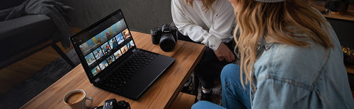 ASUS ProArt GoPro Edition PX13 HN7306EA-LX036W – illustreret i brug (vinkel 4); tastaturlayout illustrativt