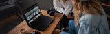ASUS ProArt GoPro Edition PX13 HN7306EA-LX036W – illustreret i brug (vinkel 4); tastaturlayout illustrativt