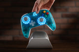 8BitDo Ultimate 2 Wireless 2.4G – Controller – Clear Blue – controller sættes i ladestation