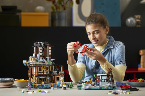 LEGO NINJAGO 71799 – NINJAGO Citys markeder – bygger samler en lille sektion med løse klodser