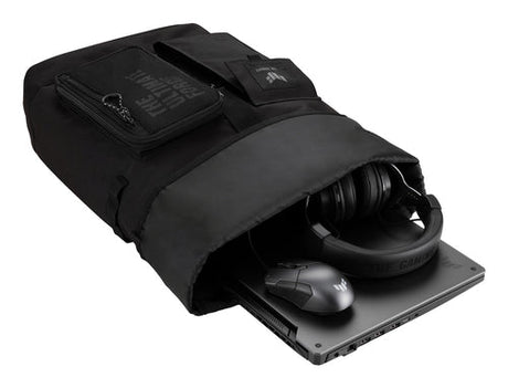 ASUS TUF Gaming VP4700 sort rygsæk liggende med computer, mus og headset som illustration; udstyret medfølger ikke
