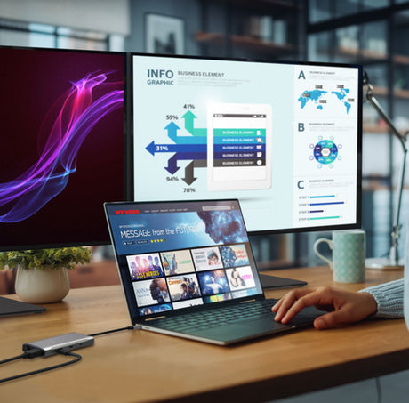 j5create JCD397-N – USB-C mini-dock til tre skærme – Arbejdsplads med eksterne skærme som eksempel