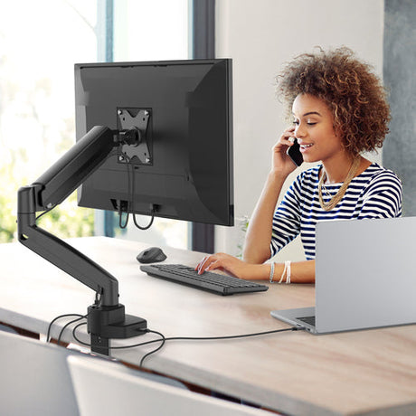 j5create JTSA301 – Skærmarm med USB-C-dock – Monteret skærm ved arbejdsbord, skærm købes separat
