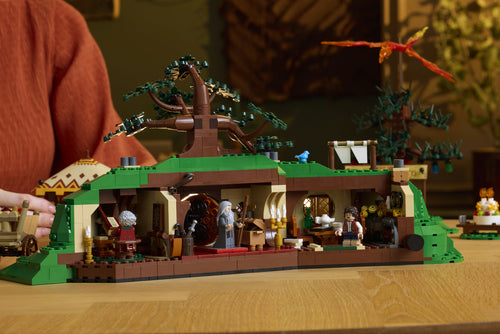 LEGO Icons 10354 – Ringenes Herre: Herredet – hobbithullets rum og interiør set bagfra