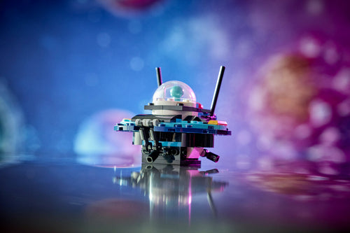 LEGO Creator 31378 – alternativ UFO-model med lys under bunden