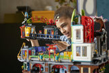 LEGO NINJAGO 71799 – NINJAGO Citys markeder – bymodellens bagside med butikker og rum