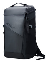 ASUS ROG Ranger BP2701 sort rygsæk skråt forfra med bærehåndtag og nøglering
