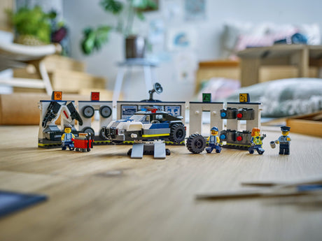 LEGO City 60457 – Specialværksted for politibiler – færdigt værksted udstillet på et bord