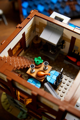 LEGO Ideas 21325 – Middelaldersmedje – øverste etage med seng og løvfrø
