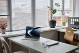 ASUS ExpertBook P3 PM3406CKA-LY0095X Copilot+ PC – illustreret i brug; tastaturlayout illustrativt
