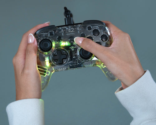 Turtle Beach Afterglow Clear Wired – Switch-controller – Controller i hænder