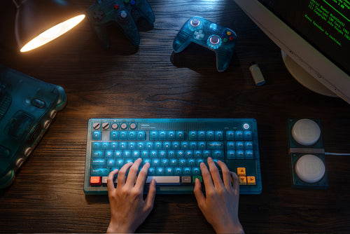 8BitDo Ultimate 2 Wireless 2.4G – Controller – Clear Blue – skrivebord set ovenfra; producentillustration