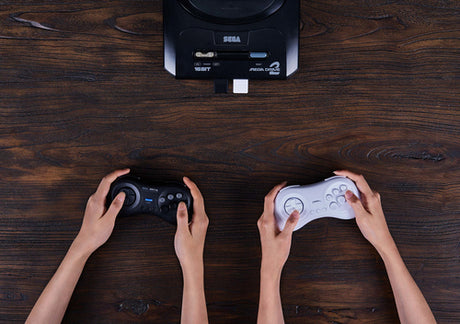 8BitDo M30 2.4G Controller til Mega Drive Sort – Sort og hvid variant illustreret, kun sort controller medfølger