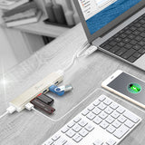 j5create JCH377 – USB-C-hub med 7 USB-A-porte – EU/UK – USB-udstyr ved laptop som eksempel