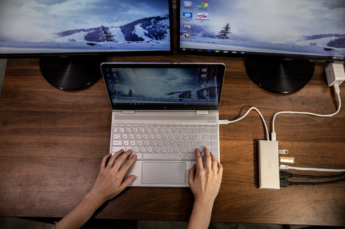 j5create JCD381-N – USB-C-dock med to HDMI-udgange – Computer med dock som eksempel