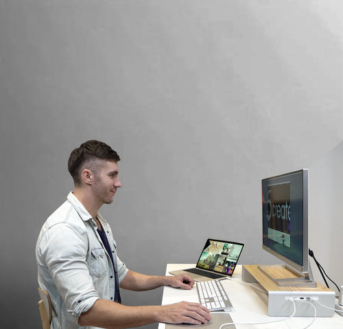 j5create JCT425-N – skærmstativ i træ med USB-C-dock – Stativ på arbejdsbord som eksempel