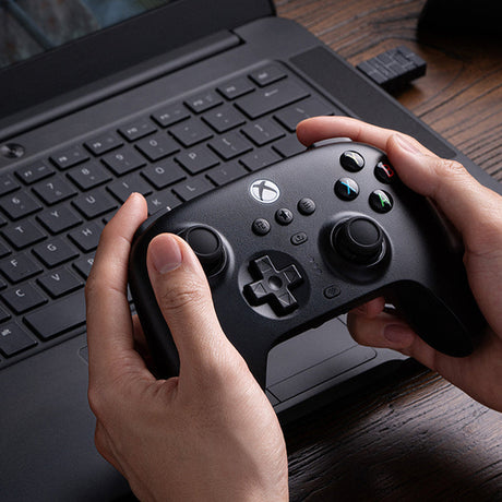 8BitDo Ultimate 3-mode controller – sort – Xbox/PC/mobil – controller ved bærbar PC – PC medfølger ikke
