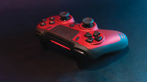 Steelplay MetalTech – rød trådløs controller til PS4 og PC – produkt i brug, øvrigt udstyr er illustration