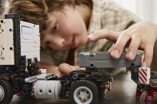 LEGO Technic 42175 Volvo FMX og EC230 – batterimodel på anhænger