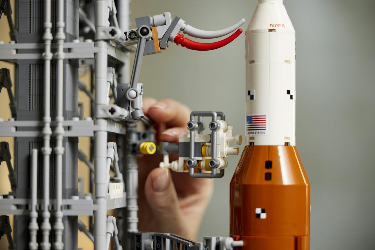 LEGO 10341 Icons NASA Artemis Launch Pad LEGO