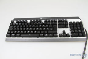 COUGAR Attack X3 RGB med Cherry MX Brown og tysk QWERTZ-layout – tastaturet set skråt forfra