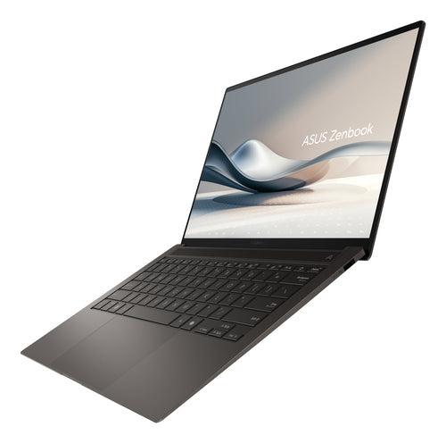 ASUS Zenbook S14 UX5406SA-PV530W – set skråt forfra (vinkel 2); tastaturlayout illustrativt