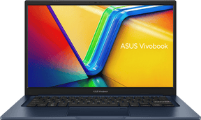 ASUS Vivobook 14 F1404VA-EB055W i Quiet Blue, set forfra med åben skærm. Tastaturillustrationen kan afvige fra det nordiske leveringslayout.