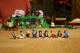LEGO Icons 10354 – Ringenes Herre: Herredet – sættets ni minifigurer foran modellen