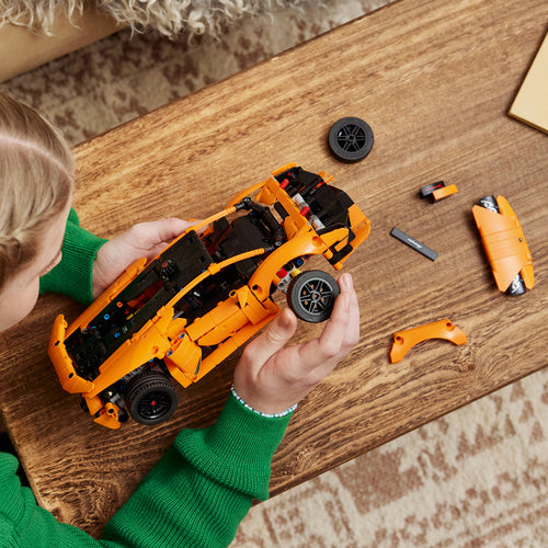 LEGO Technic 42196 – Lamborghini Huracán Tecnica – Orange – klodser og bil under opbygning