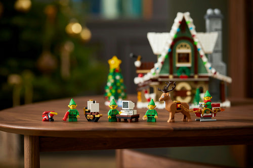 LEGO Icons 10275 – Nisse-klubhus – nisse-minifigurer foran klubhuset