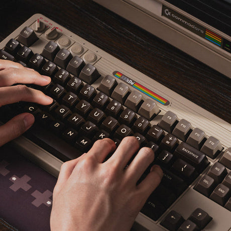 8BitDo Retro 87 Mechanical Keyboard C64 Edition ISO UK – C64-tastatur på bord