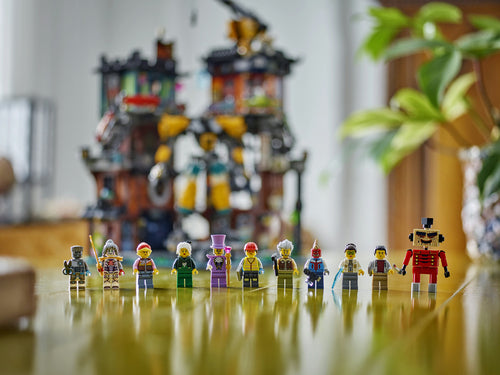 LEGO NINJAGO 71837 – NINJAGO Citys værksteder – minifigurer opstillet foran bymodellen