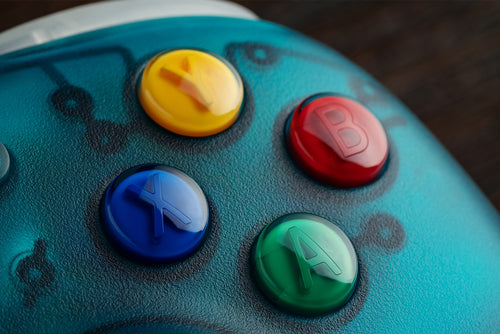 8BitDo Ultimate 2 Wireless 2.4G – Controller – Clear Blue – nærbillede af farvede handlingsknapper