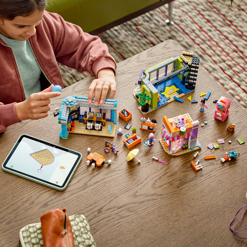 LEGO Friends 42674 – byggeri ved et bord med vejledning på tablet