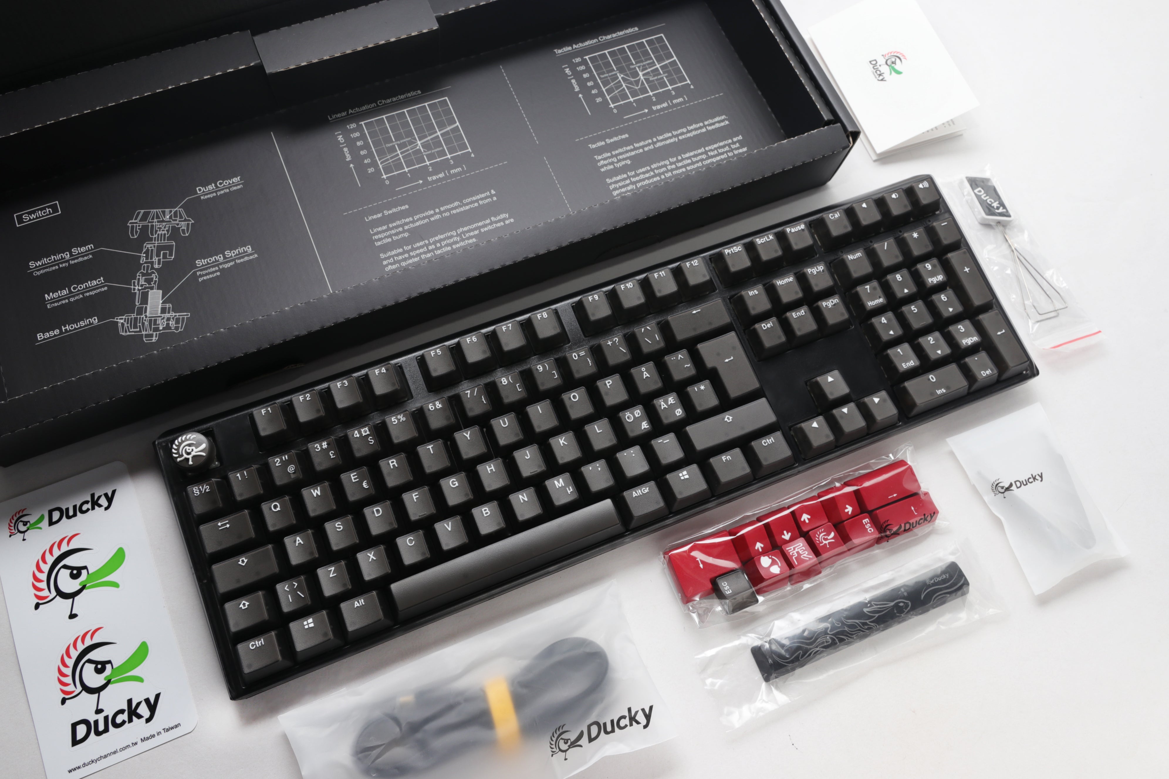 Ducky One 3 - Aura Black Nordic - Fullstorlek - Körsbärsröd - RGB