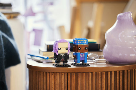 LEGO BrickHeadz 40618 – Kingsley Shacklebolt og Nymphadora Tonks – Kingsley og Tonks udstillet på et sidebord